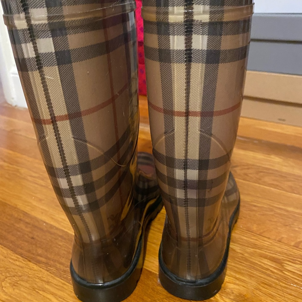Authentic Burberry rain boots in size 6. - Picture 2 of 4